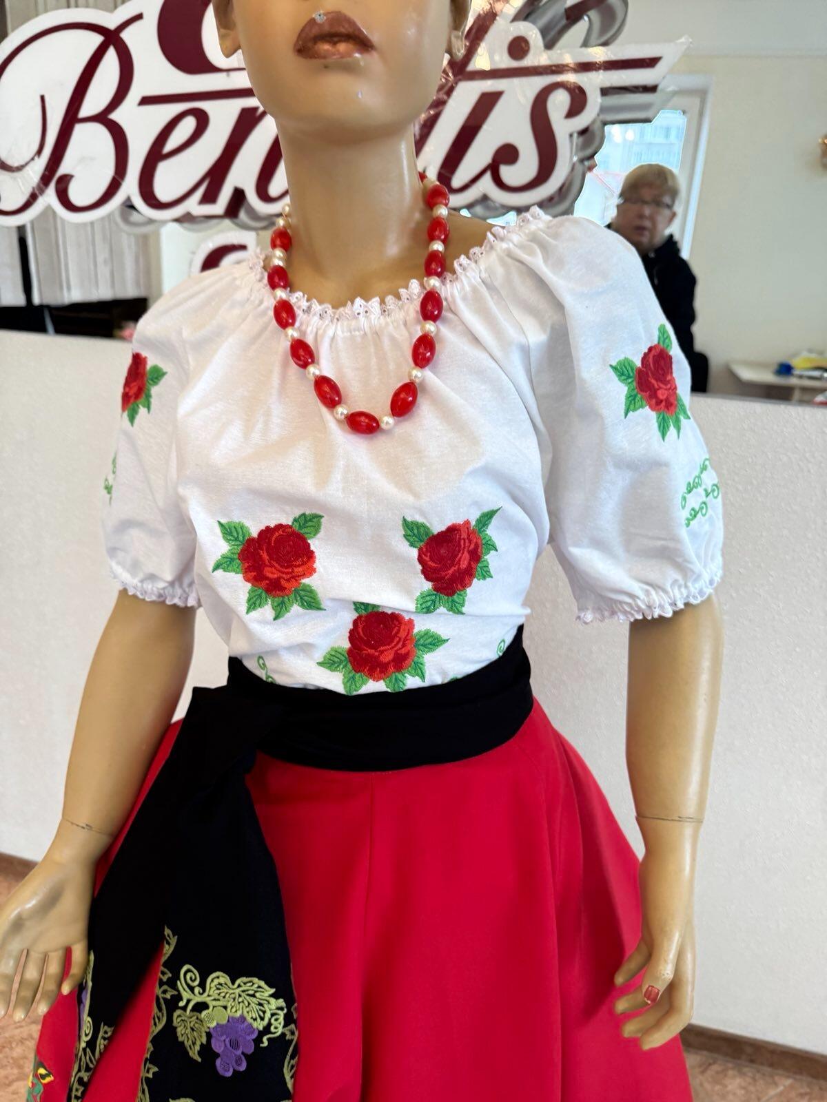 Bluza Nationala Benefis J 0352 Traditionala Moldoveneasca din Material de Camasa cu Broderie Mecanizata cu Trandafiri Rosii, Maneca Scurta Bufanta, 1 Bucata
