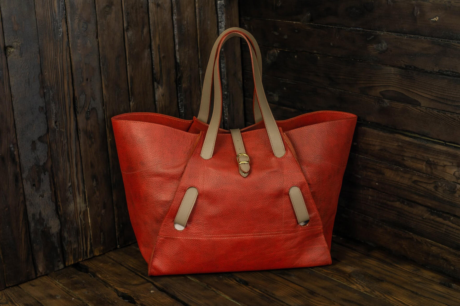 Geanta Shopper Tote din Piele Vegea Mineral, Capacitate Mare cu Buzunare Interioare, Baza 22x40 cm, Culoare Rosu Bordeaux cu Detalii Negre