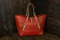 Geanta Shopper Tote din Piele Vegea Mineral, Capacitate Mare cu Buzunare Interioare, Baza 22x40 cm, Culoare Rosu Bordeaux cu Detalii Negre