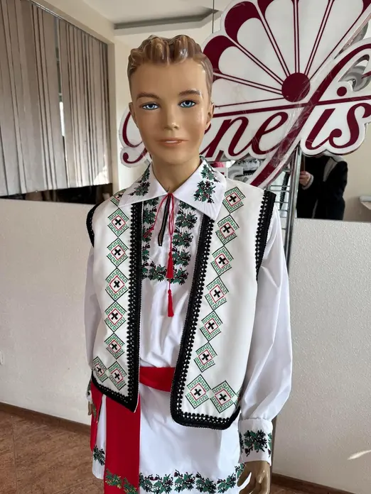 Vestă Națională Tradițională pentru Bărbați Benefis J 0106(4417), Albă din Materiale Naturale cu Broderie Mecanică Verde Roșu Negru și Bordură de Dantelă