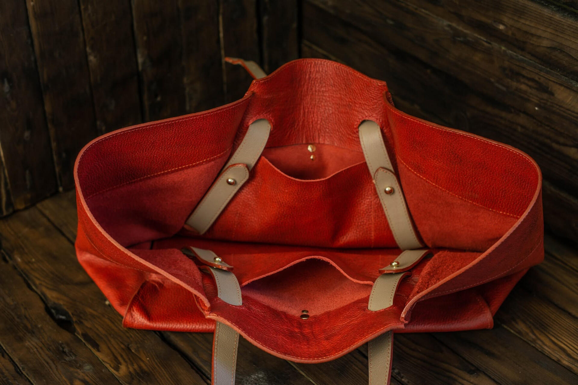 Geanta Shopper Tote din Piele Vegea Mineral, Capacitate Mare cu Buzunare Interioare, Baza 22x40 cm, Culoare Rosu Bordeaux cu Detalii Negre