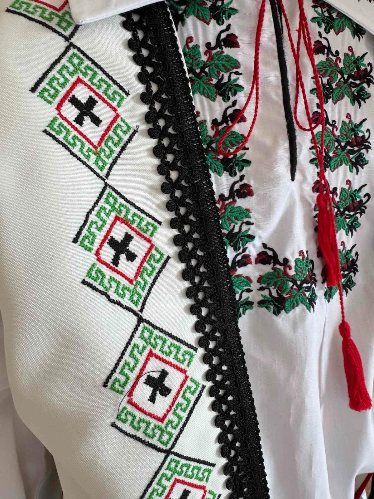 Vestă Națională Tradițională pentru Bărbați Benefis J 0106(4417), Albă din Materiale Naturale cu Broderie Mecanică Verde Roșu Negru și Bordură de Dantelă