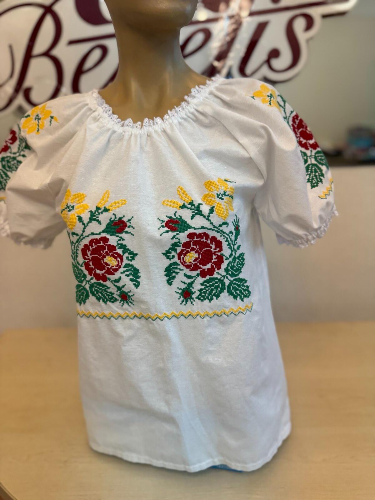 Bluza Nationala Benefis J 0365, din Material de Camasa cu Broderie Mecanizata, Dantela la Gat si Maneca, Bust 78-81cm, Talie 64-67cm, Sold 82-86cm