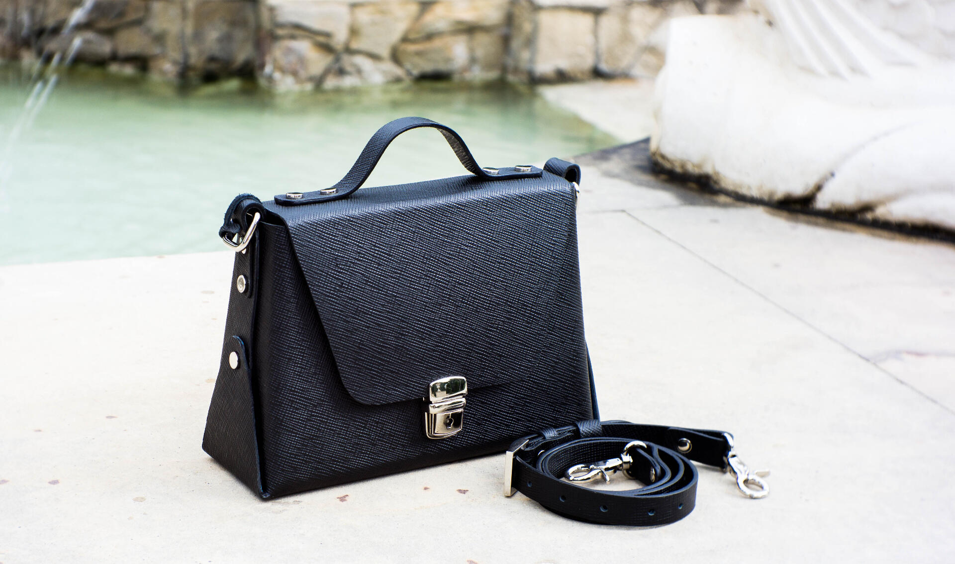 Handmade Women's Handbag, Brown, Natural Cow Leather Exterior and Pigskin Interior, Italian Hardware, 27x18x9 cm, Top Handle and Detachable Crossbody Strap