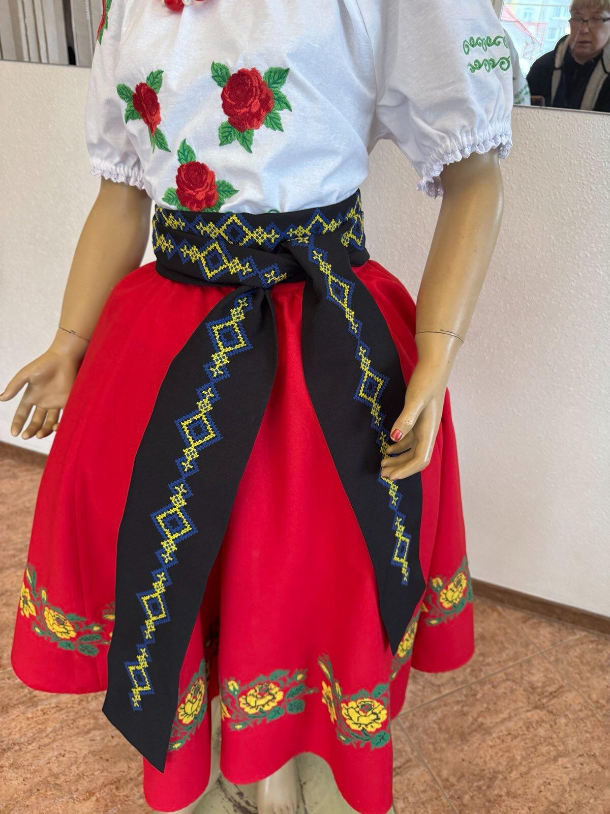 Bluza Nationala Benefis J 0352 Traditionala Moldoveneasca din Material de Camasa cu Broderie Mecanizata cu Trandafiri Rosii, Maneca Scurta Bufanta, 1 Bucata