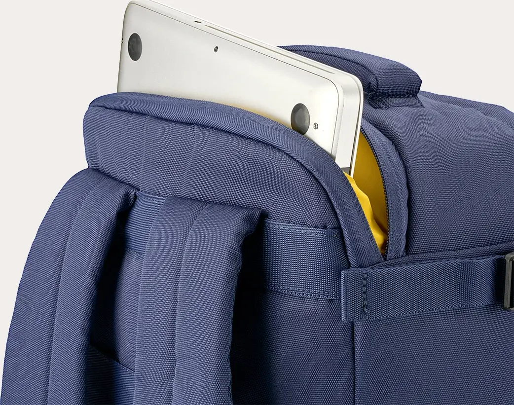 Rucsac de Calatorie Tucano Tugò M BKTUG3-M Cabin, Albastru, pentru Laptop 15.6 inch sau MacBook Pro 16 inch, Capacitate 20L, Plastic Reciclat, Suport AirTag, 30x40x16 cm