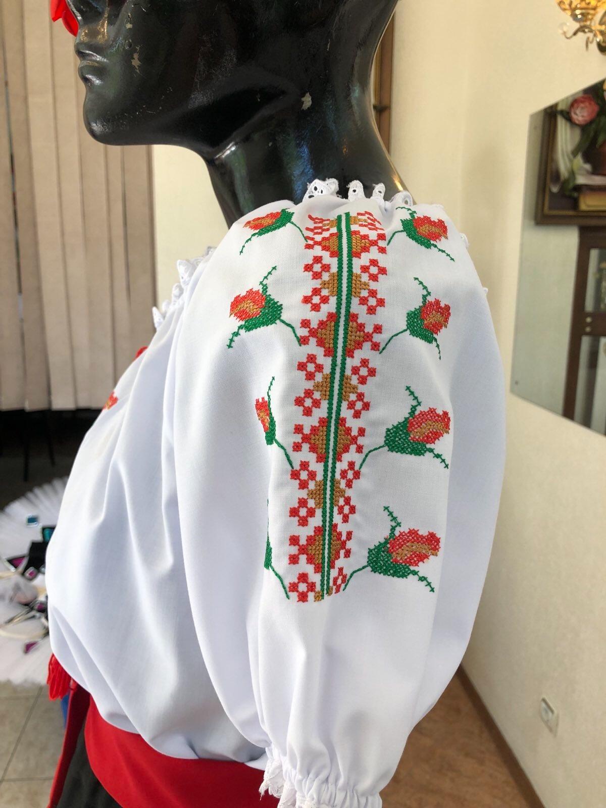 Bluza Nationala Benefis J 0390, Stil Traditional Romanesc Moldoveneasc, Material Camasa Alb cu Broderie Florala Roșu-Verde, Dantela Naturala, Bust 86-92 cm