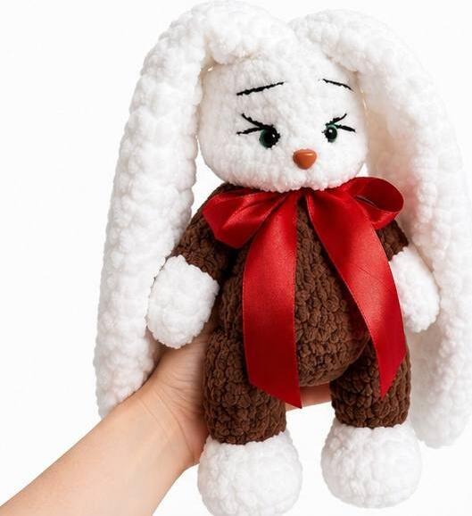 INKA1002 Iepuras de Pluș crosetat Handmade, Jucarie de Pluș. Moale și Pufos, 25 cm, Alb și Maro cu Fundă de Satin Roșie, Cutie de Prezentare Produs, Recomandat pentru copii, Fabricat in Moldova.