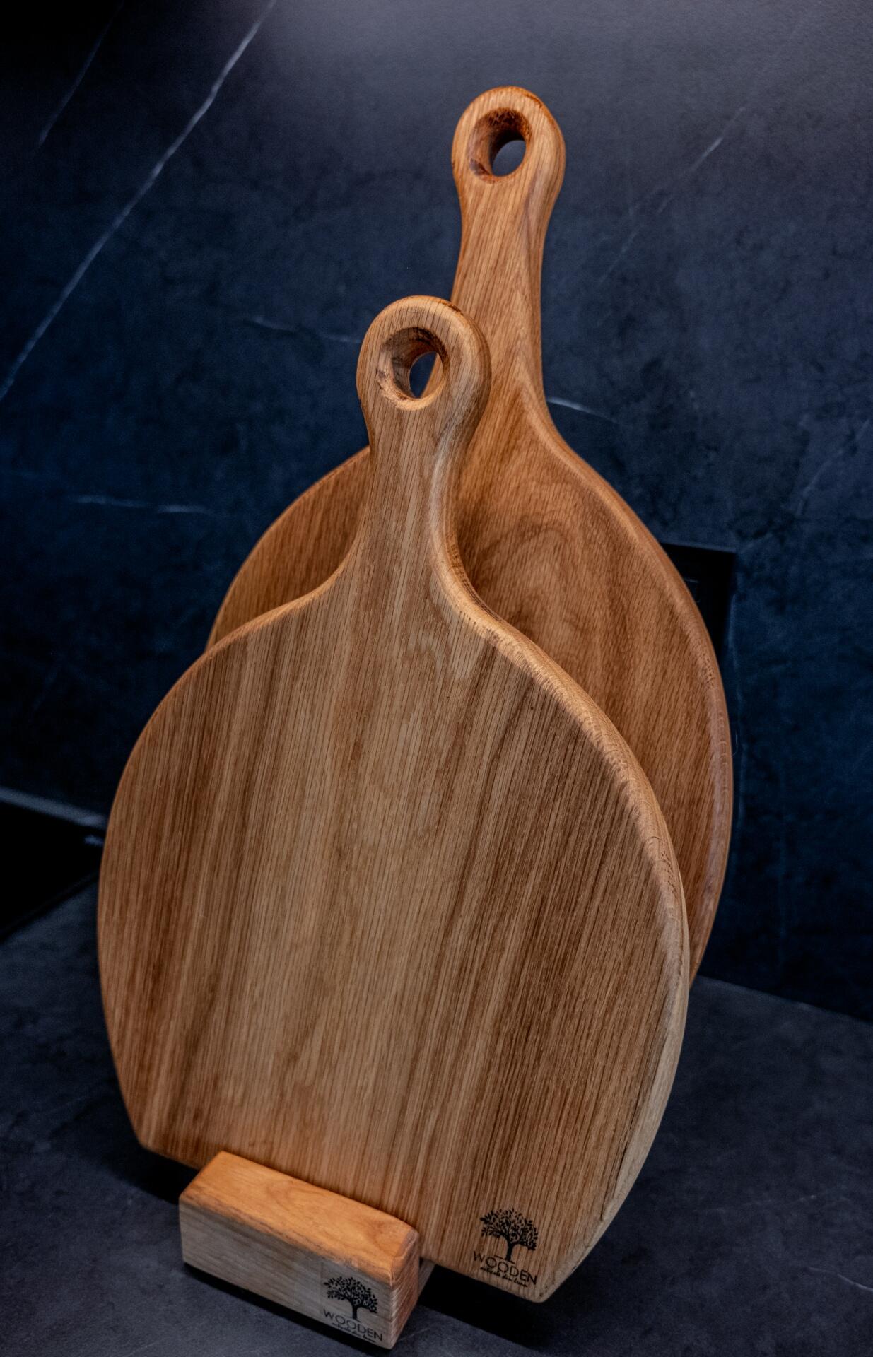 Набор из 2 разделочных досок WOODEN Butoiaș из массива дуба с подставкой, цельный кусок дерева без клея, натуральное покрытие, 36x25x2.3см и 45x25x2.3см