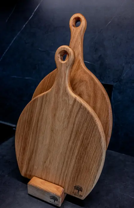 Набор из 2 разделочных досок WOODEN Butoiaș из массива дуба с подставкой, цельный кусок дерева без клея, натуральное покрытие, 36x25x2.3см и 45x25x2.3см