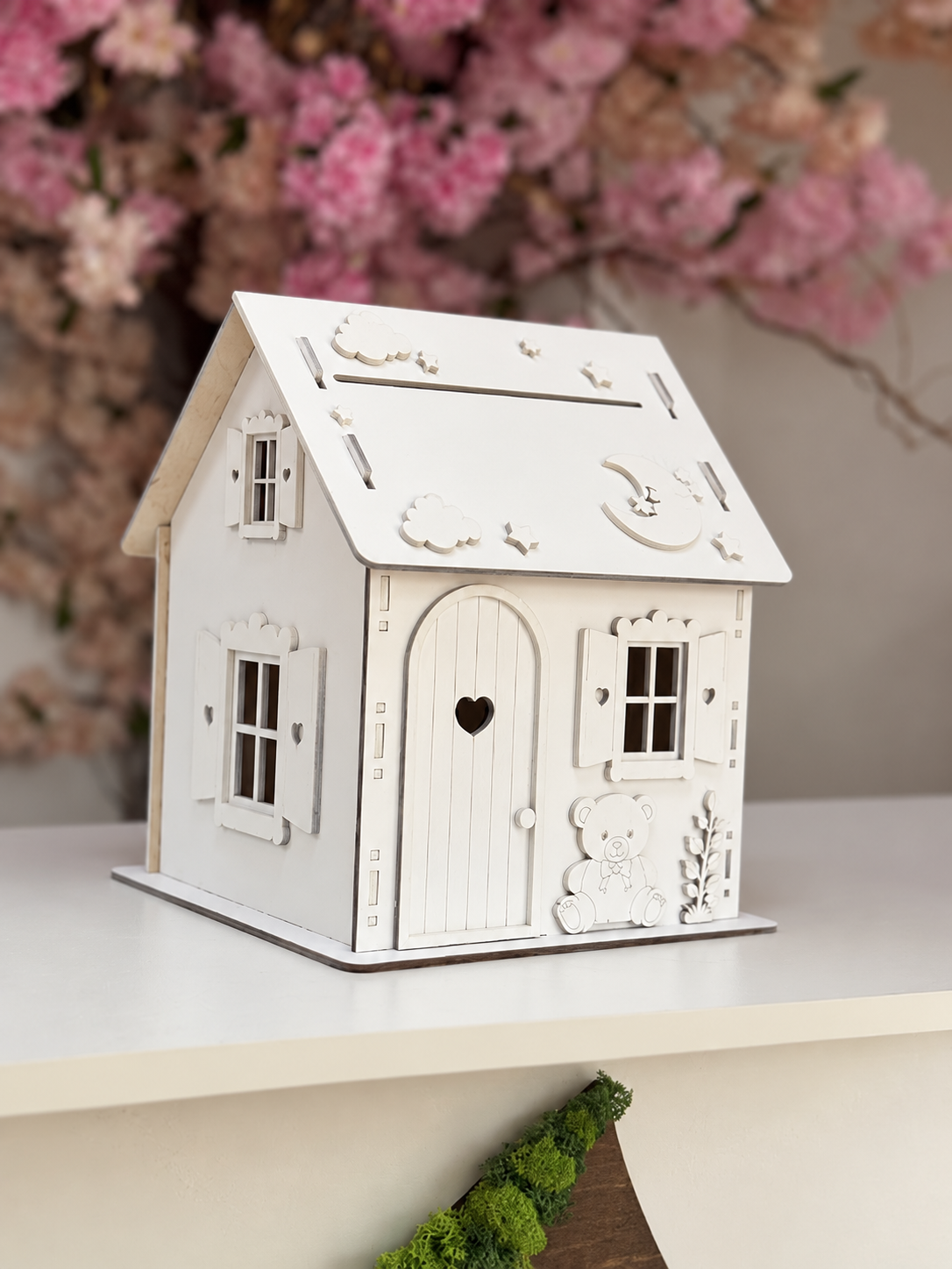 Lemica Casuta Decorativa pentru Plicuri si Carti de Felicitare, Plianta Eco-friendly Alba, 22x22x30 cm, cu Usa in Forma de Inima si Ursulet