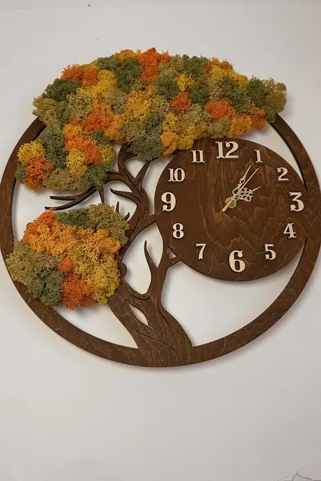 Lemica Stabilized Moss Wall Clock, Tree-shaped Design, Natural Engraved Wood Frame, 100% Natural Moss, Silent Mechanism, 40 cm, Brown, Customizable