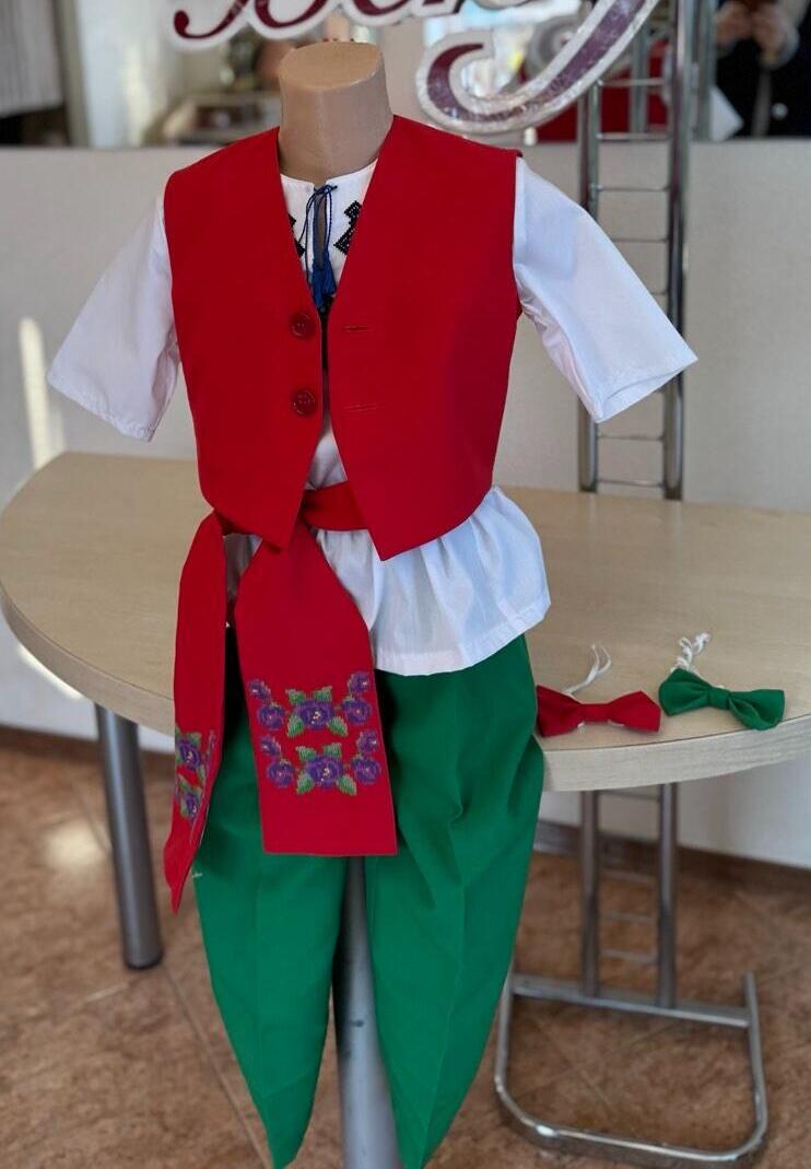 Benefis R 0622(4569) Children's Spring Costume Set of 3 Pieces, Red Vest, Green Pants, Bow Tie, Height 134-146 cm