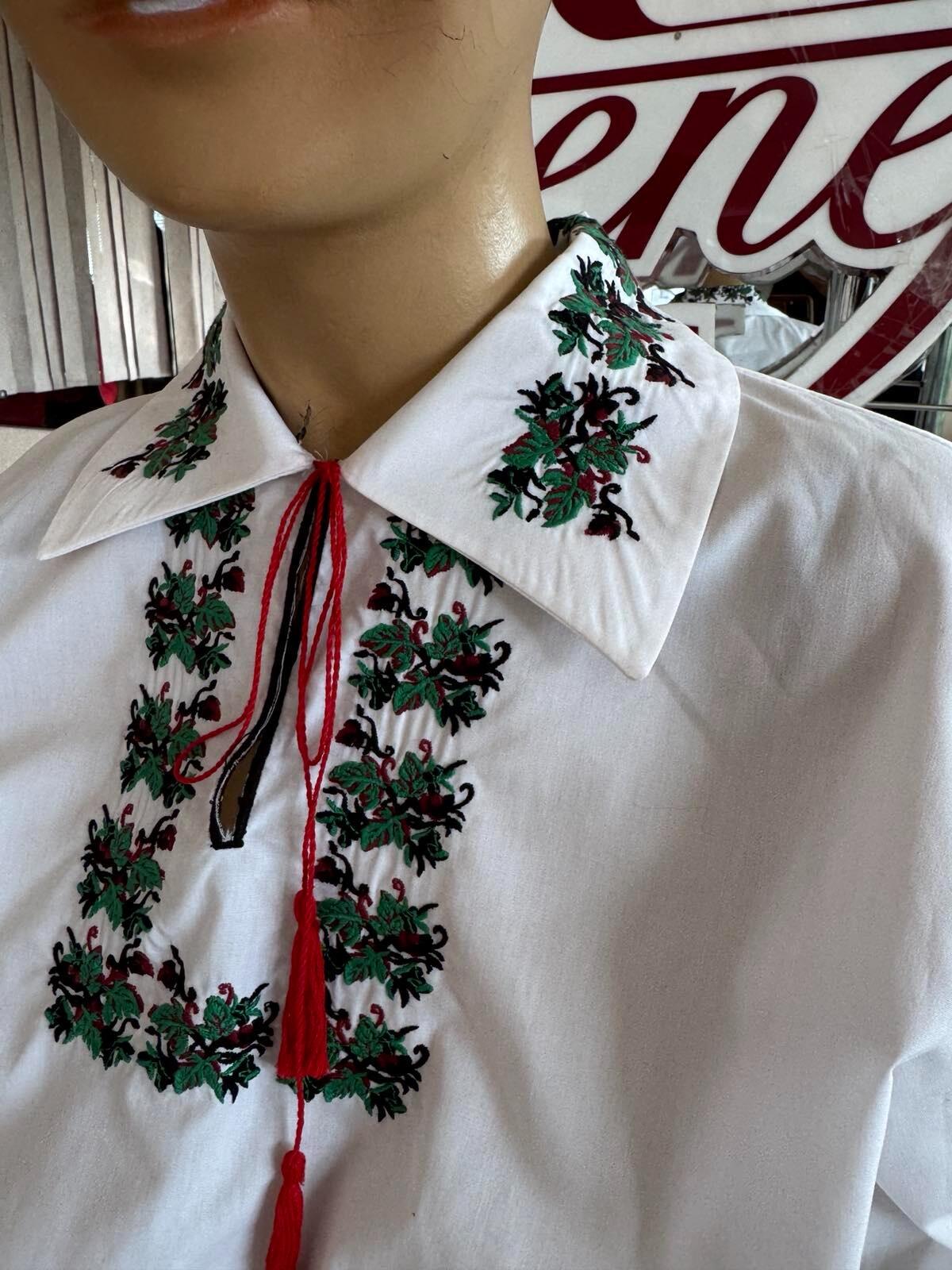 Camasa Nationala Moldoveneasca Benefis J 0238(4951) pentru Barbati si Baieti, Albă cu Maneca Lunga, Stan de Pinza Brodata Verde și Detalii Traditionale