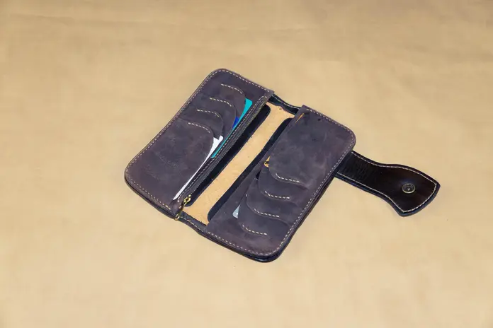 Portmoneu Lung Barbati din Piele Naturala de Vaca Tabacita Vegetal Lucrat Manual cu Inchidere Buton, Sloturi Carduri, Compartiment Fermoar si Gravare Laser
