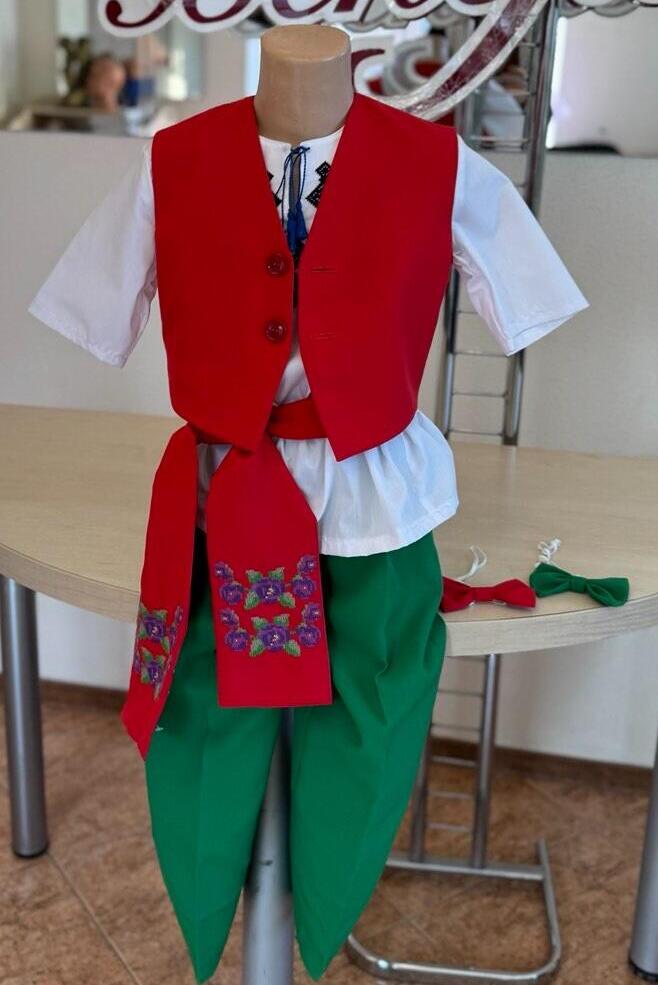 Benefis R 0622(4569) Children's Spring Costume Set of 3 Pieces, Red Vest, Green Pants, Bow Tie, Height 134-146 cm