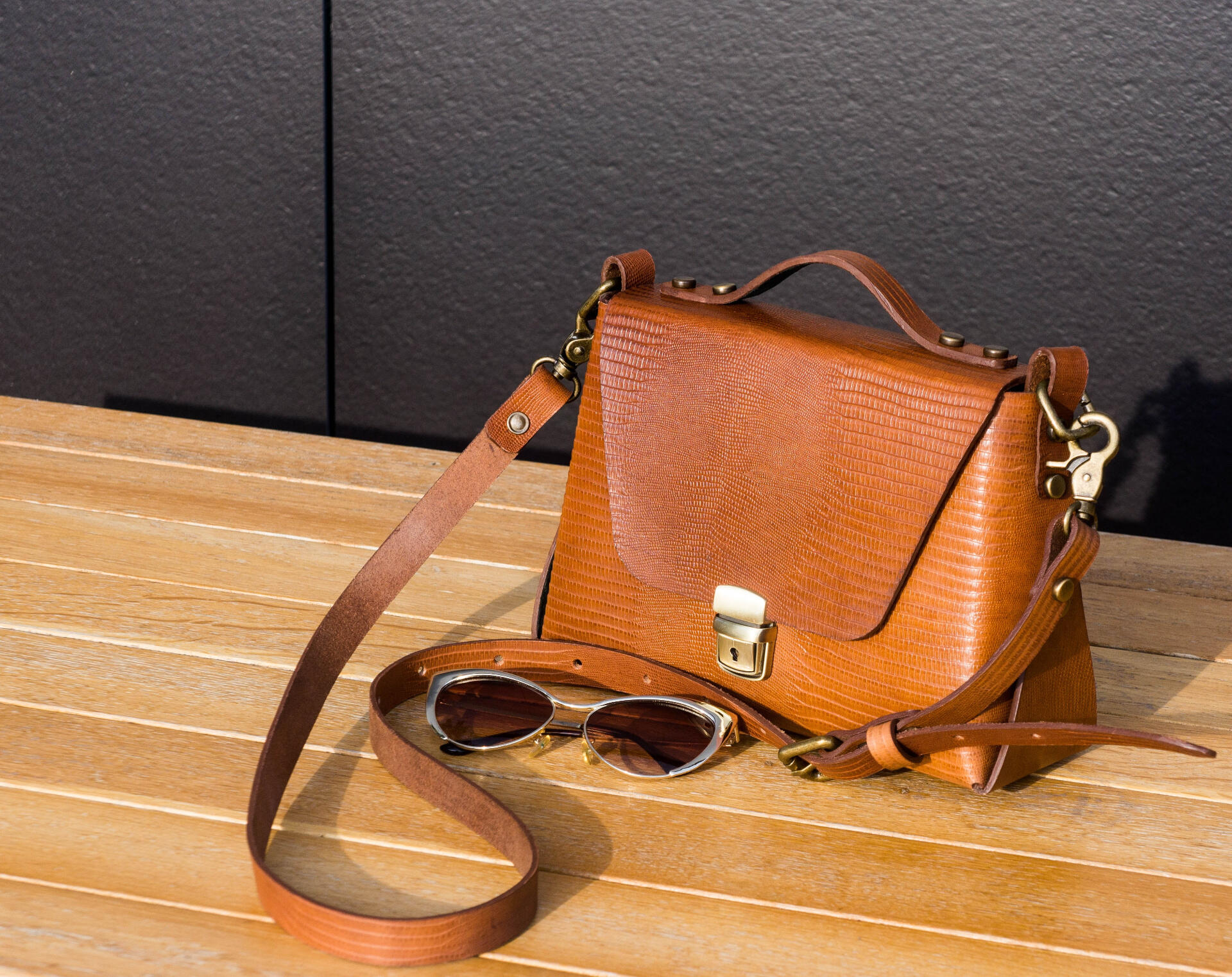 Handmade Women's Handbag, Brown, Natural Cow Leather Exterior and Pigskin Interior, Italian Hardware, 27x18x9 cm, Top Handle and Detachable Crossbody Strap