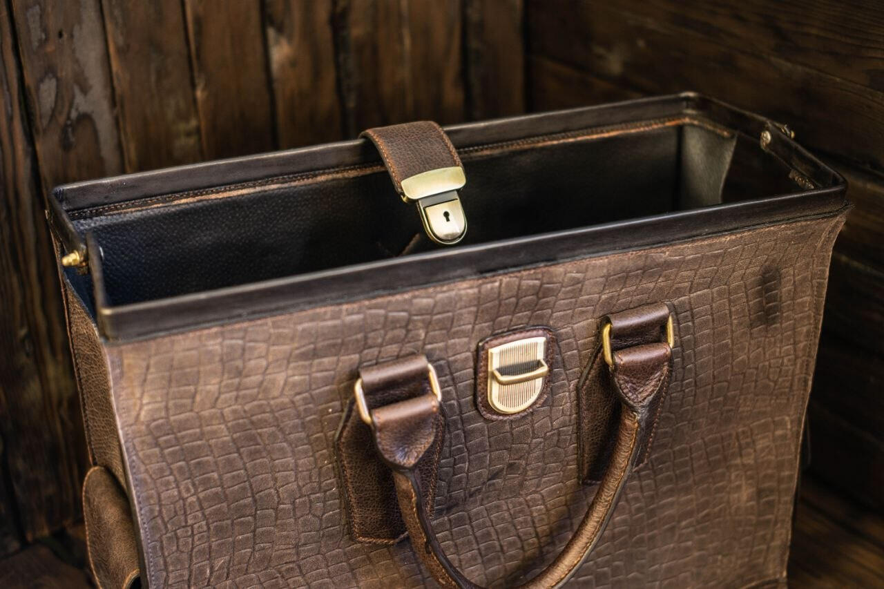Handcrafted Crocodile Embossed Leather Travel Bag, Brown, Pigskin Interior, 48x32x18 cm, External Clasp Pocket, Lockable Closure