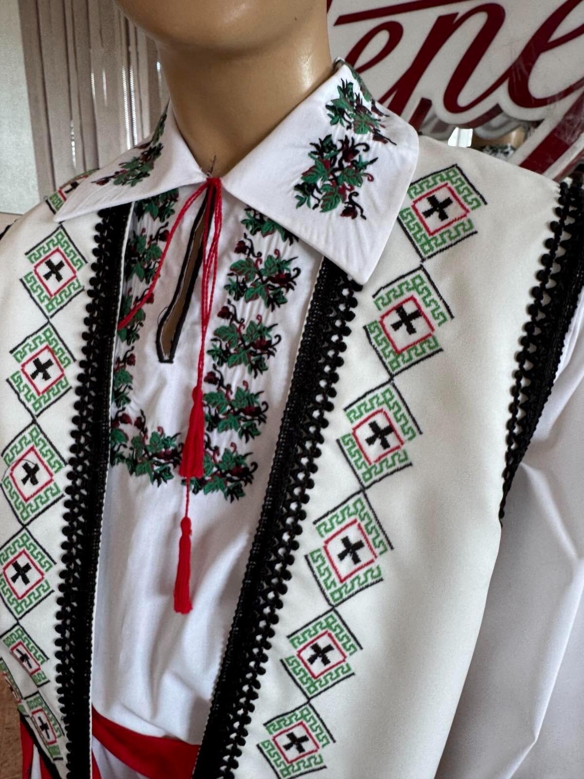 Vestă Națională Tradițională pentru Bărbați Benefis J 0106(4417), Albă din Materiale Naturale cu Broderie Mecanică Verde Roșu Negru și Bordură de Dantelă