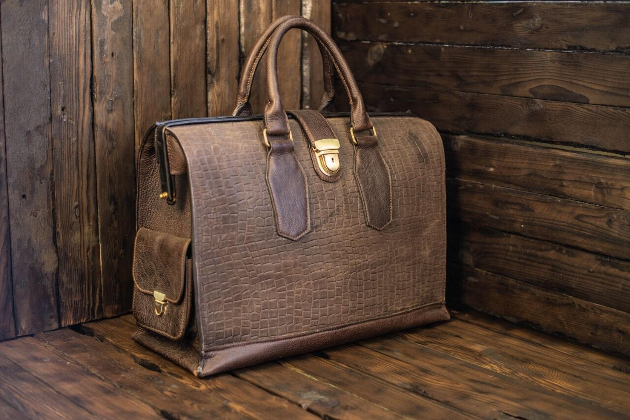 Handcrafted Crocodile Embossed Leather Travel Bag, Brown, Pigskin Interior, 48x32x18 cm, External Clasp Pocket, Lockable Closure