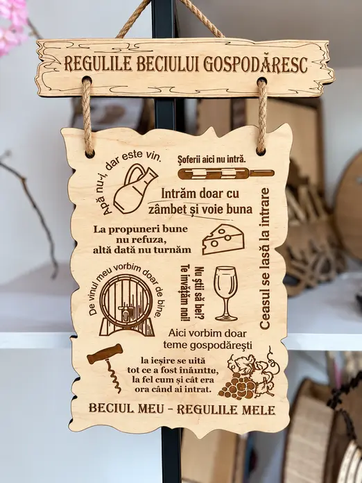 Plăcuță decorativă Lemica Regulile beciului gospodăresc, lemn natural cu gravură maro, decor rustic pentru pivniță și cramă, 24 x 33 cm, cu șnur