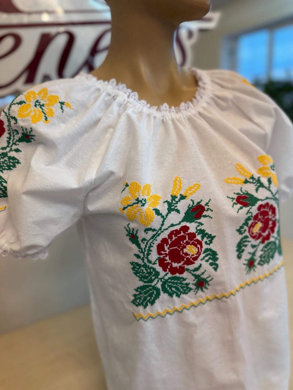 Bluza Nationala Benefis J 0365, din Material de Camasa cu Broderie Mecanizata, Dantela la Gat si Maneca, Bust 78-81cm, Talie 64-67cm, Sold 82-86cm