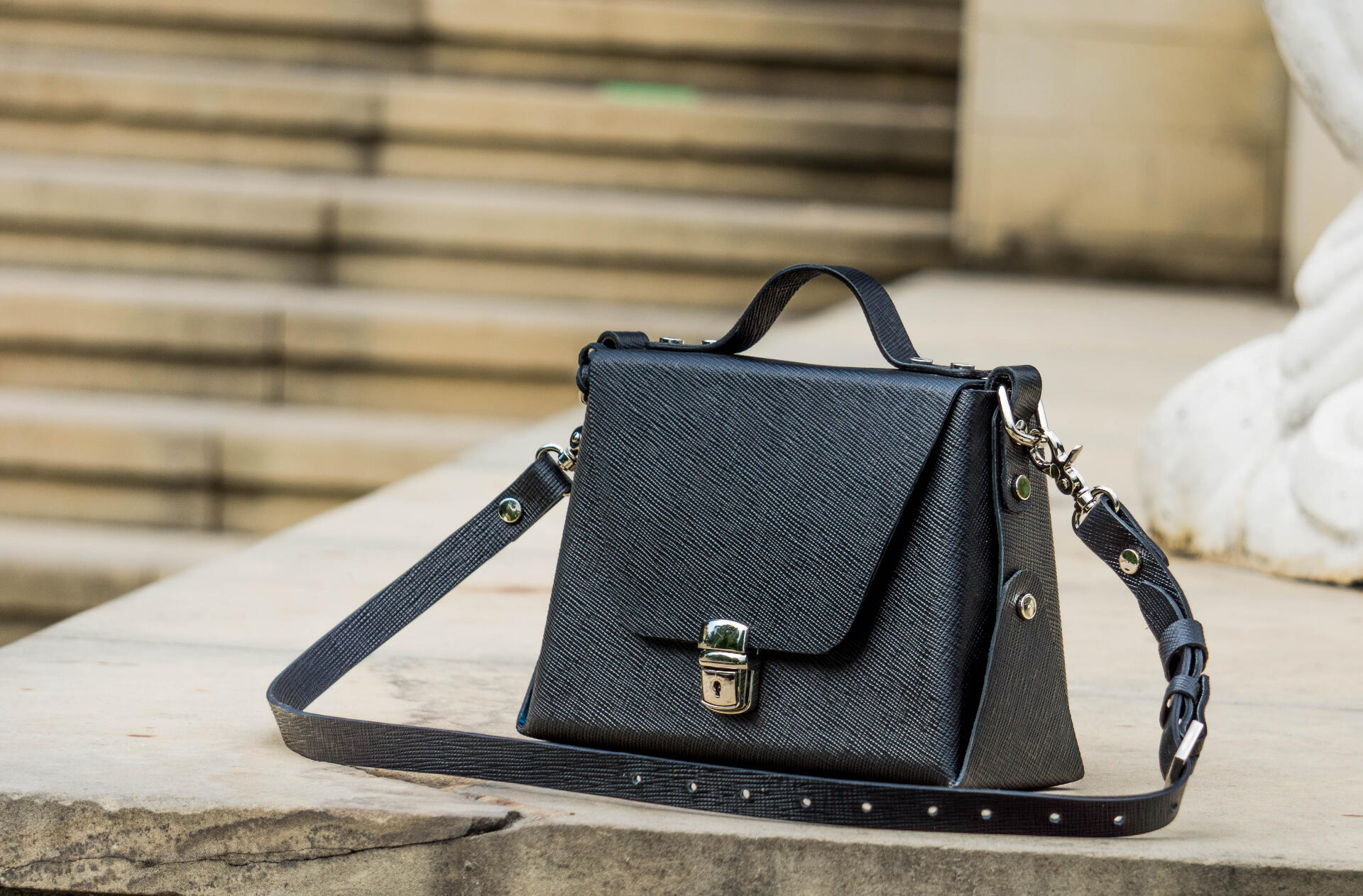 Handmade Women's Handbag, Brown, Natural Cow Leather Exterior and Pigskin Interior, Italian Hardware, 27x18x9 cm, Top Handle and Detachable Crossbody Strap