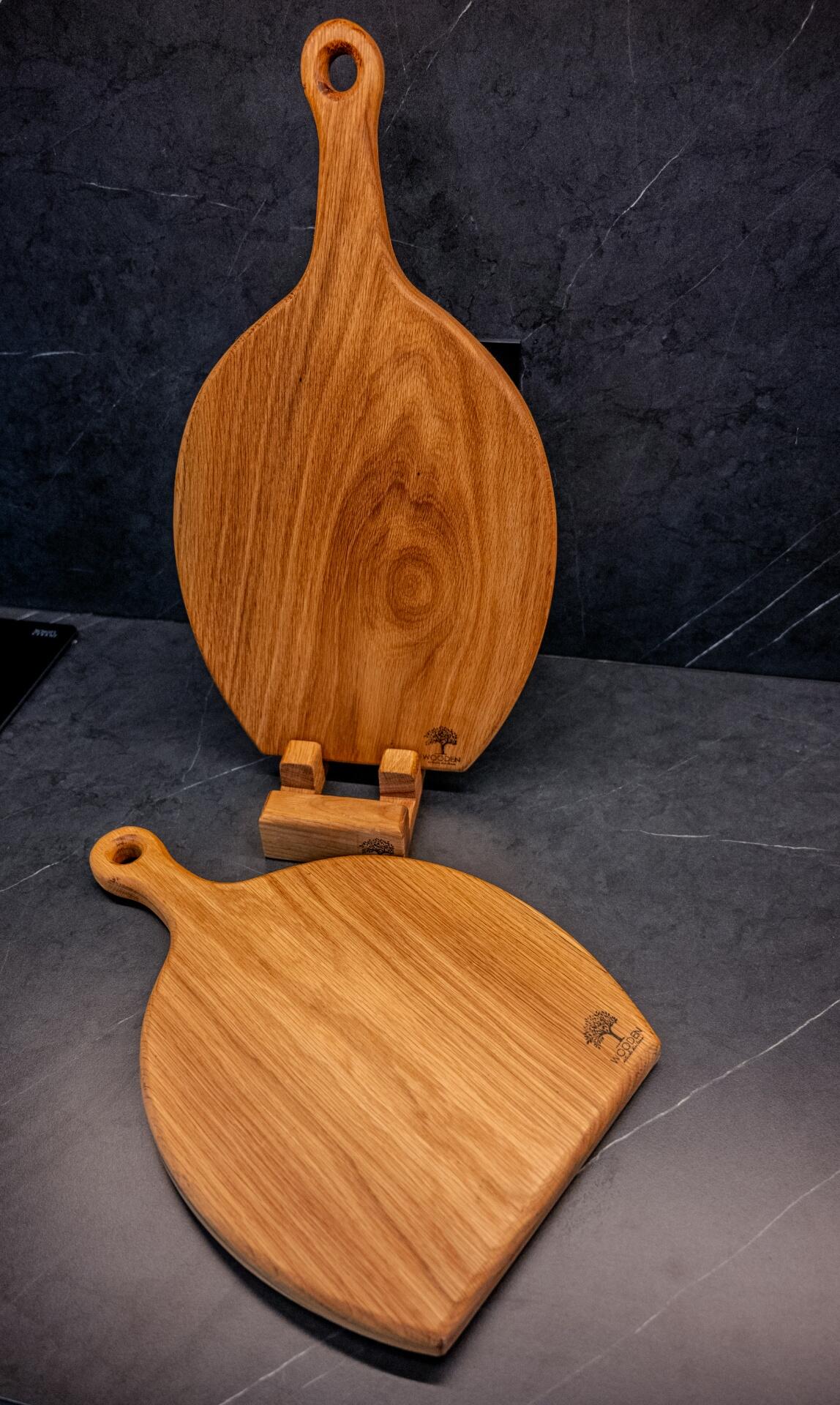 Набор из 2 разделочных досок WOODEN Butoiaș из массива дуба с подставкой, цельный кусок дерева без клея, натуральное покрытие, 36x25x2.3см и 45x25x2.3см