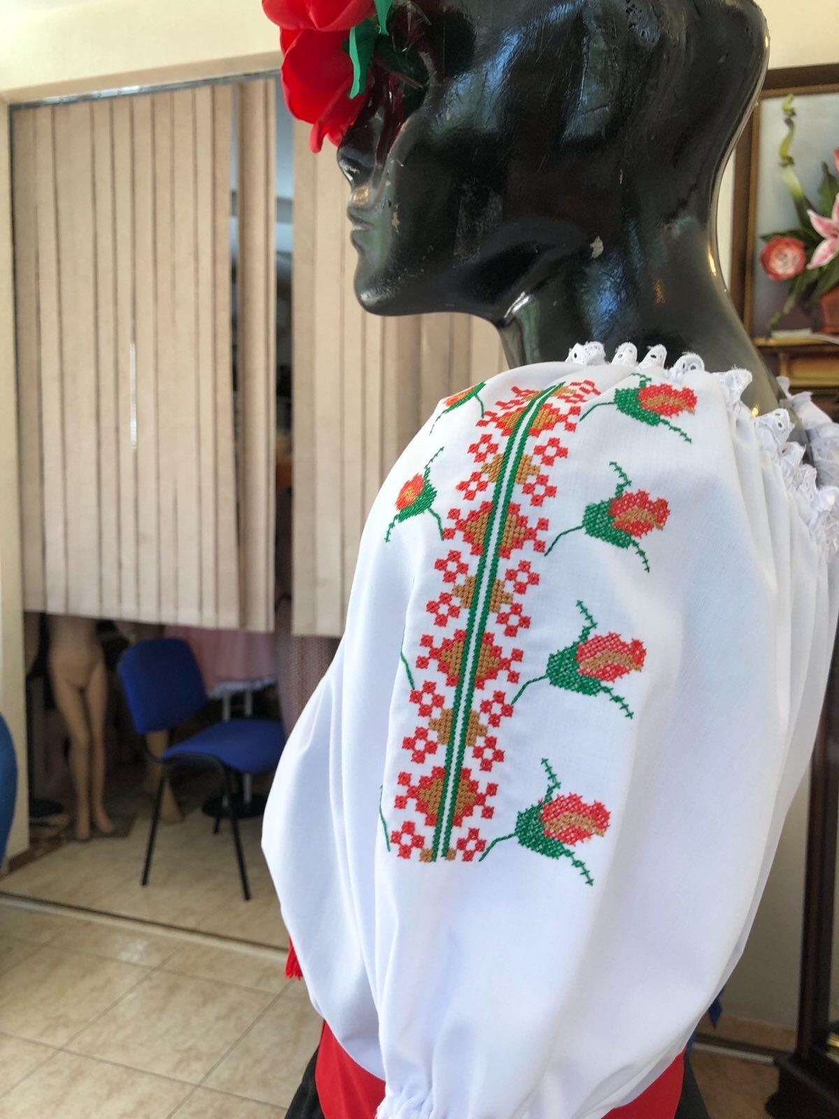 Bluza Nationala Benefis J 0390, Stil Traditional Romanesc Moldoveneasc, Material Camasa Alb cu Broderie Florala Roșu-Verde, Dantela Naturala, Bust 86-92 cm