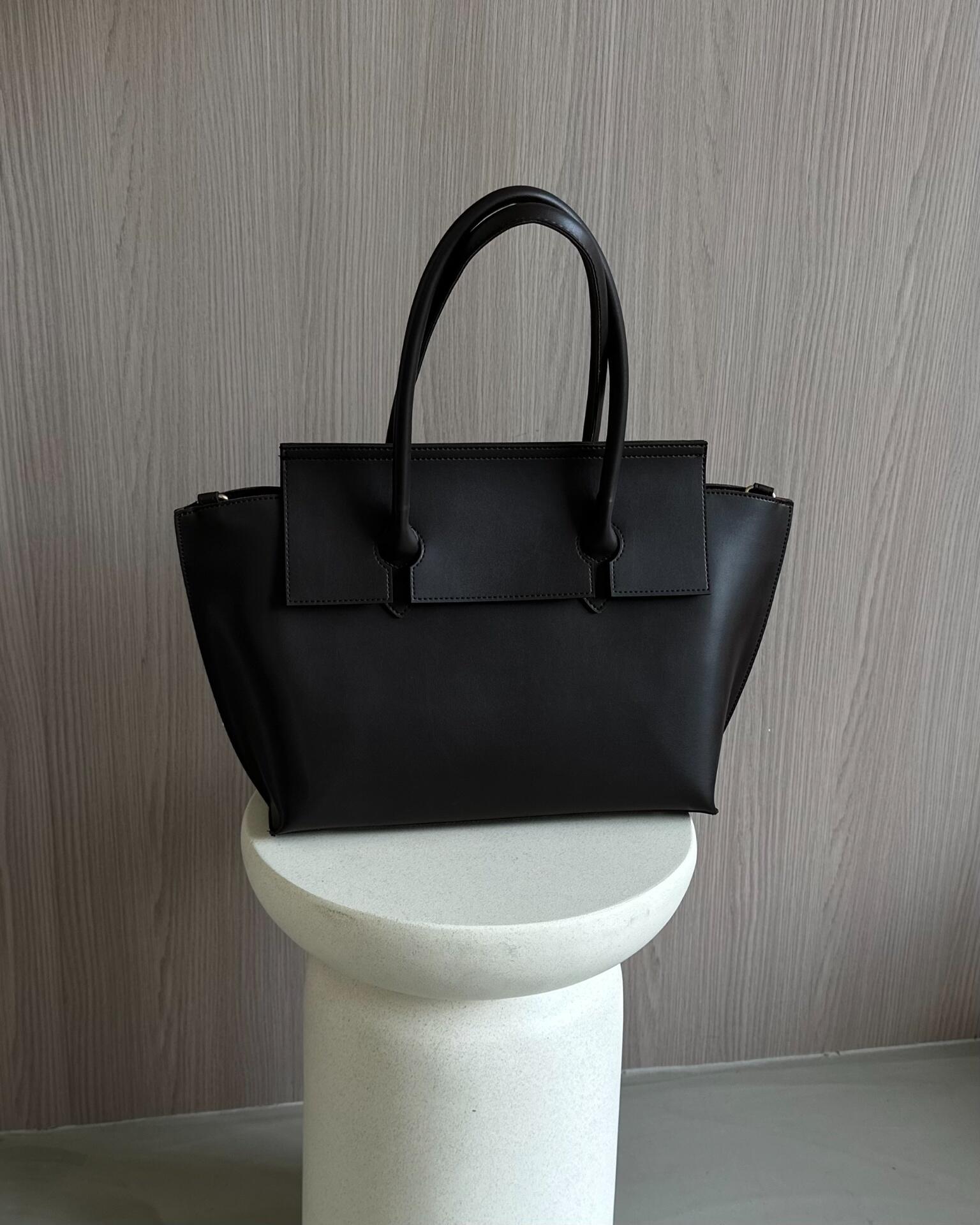 Geanta de Umar Luck Cecily din Piele Ecologica, Neagra, 45x28x12 cm, Compatibila cu Laptop 15 inch si Documente A4, cu Curea Detasabila