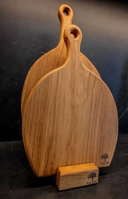 Набор из 2 разделочных досок WOODEN Butoiaș из массива дуба с подставкой, цельный кусок дерева без клея, натуральное покрытие, 36x25x2.3см и 45x25x2.3см
