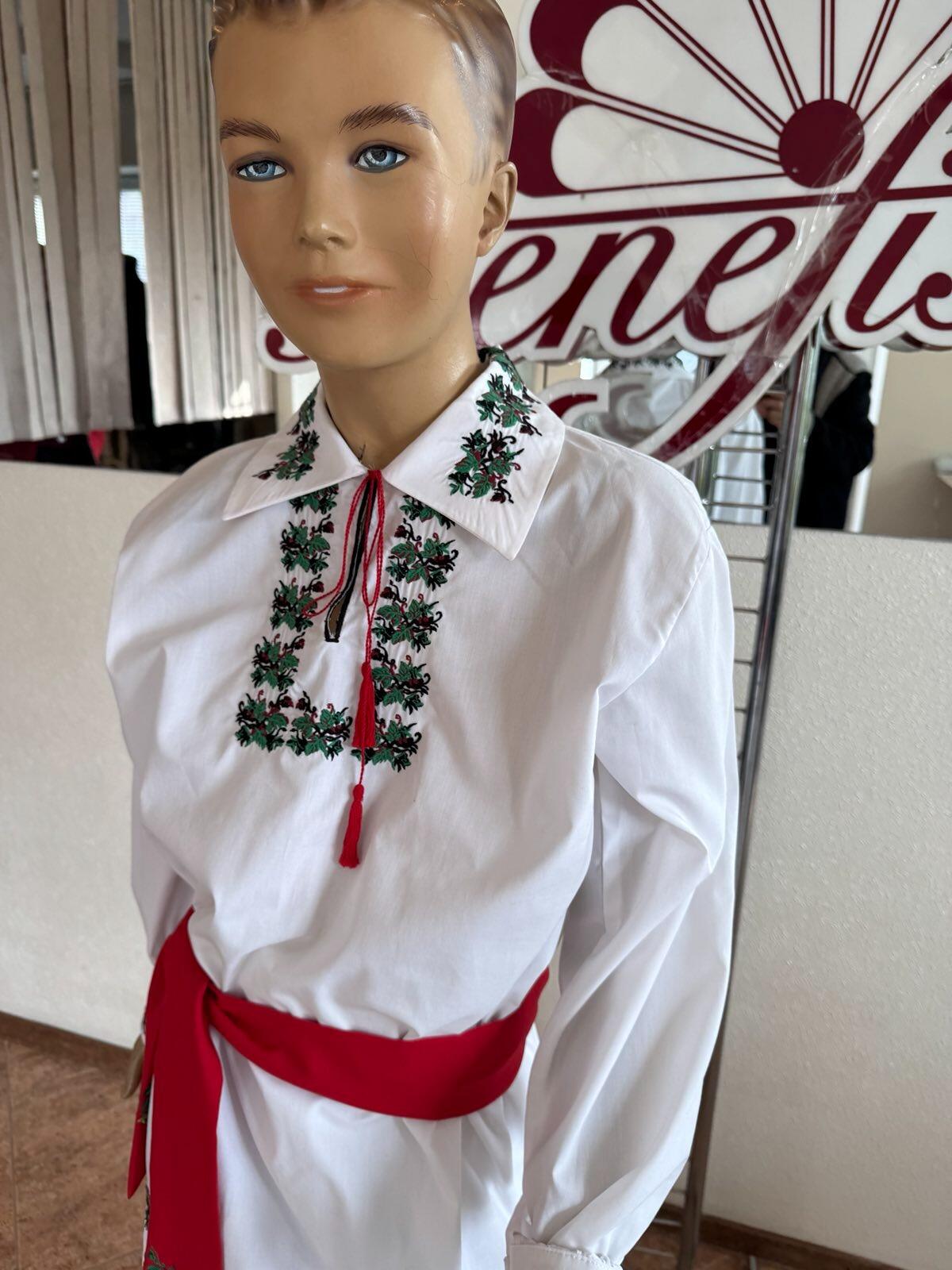 Camasa Nationala Moldoveneasca Benefis J 0238(4951) pentru Barbati si Baieti, Albă cu Maneca Lunga, Stan de Pinza Brodata Verde și Detalii Traditionale