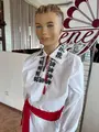 Camasa Nationala Moldoveneasca Benefis J 0238(4951) pentru Barbati si Baieti, Albă cu Maneca Lunga, Stan de Pinza Brodata Verde și Detalii Traditionale