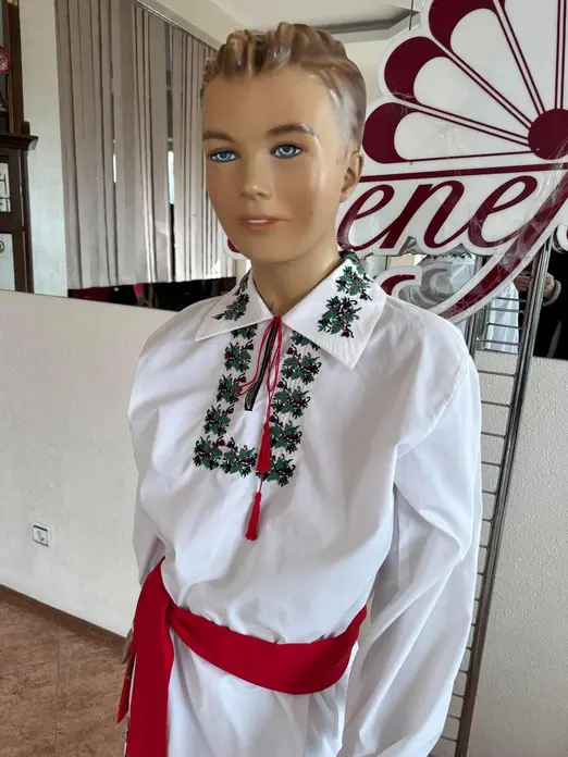 Camasa Nationala Moldoveneasca Benefis J 0238(4951) pentru Barbati si Baieti, Albă cu Maneca Lunga, Stan de Pinza Brodata Verde și Detalii Traditionale