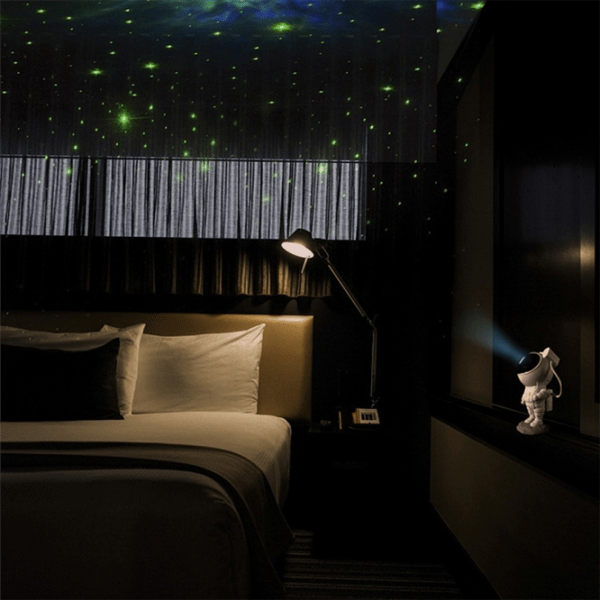 Proiector Galaxie Astronaut cu Cer Steleat - Lumini LED cu 8 Mode Colorate, Stele Laser Verzi, Rotatie 360°, Telecomandă, Lumină de Noapte USB (120x113x228mm)
