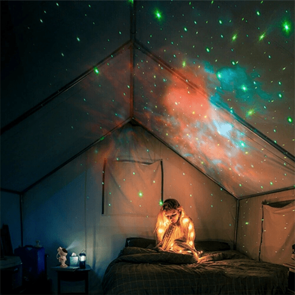 Proiector Galaxie Astronaut cu Cer Steleat - Lumini LED cu 8 Mode Colorate, Stele Laser Verzi, Rotatie 360°, Telecomandă, Lumină de Noapte USB (120x113x228mm)