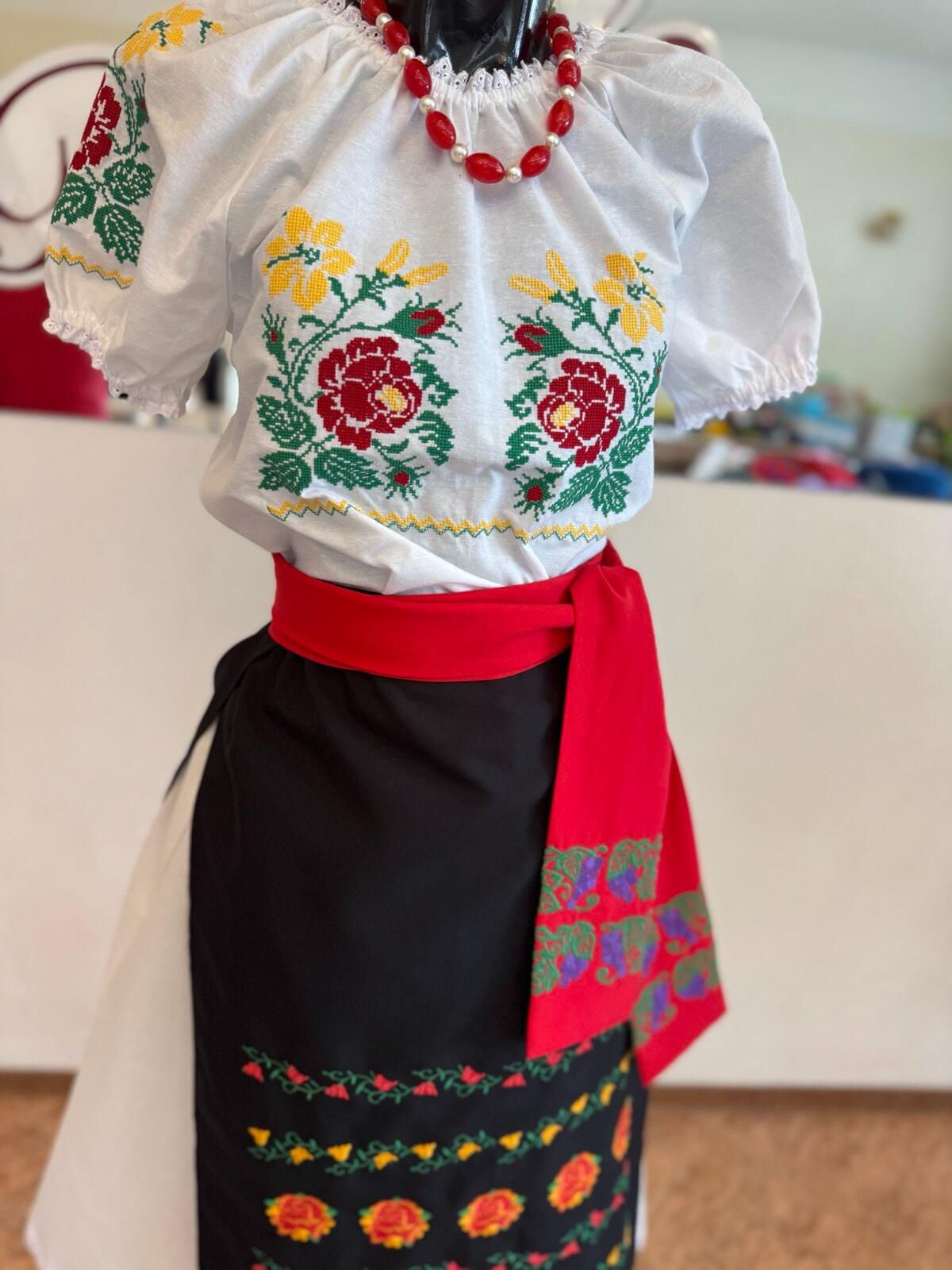 Bluza Nationala Benefis J 0365, din Material de Camasa cu Broderie Mecanizata, Dantela la Gat si Maneca, Bust 78-81cm, Talie 64-67cm, Sold 82-86cm