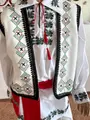 Vestă Națională Tradițională pentru Bărbați Benefis J 0106(4417), Albă din Materiale Naturale cu Broderie Mecanică Verde Roșu Negru și Bordură de Dantelă