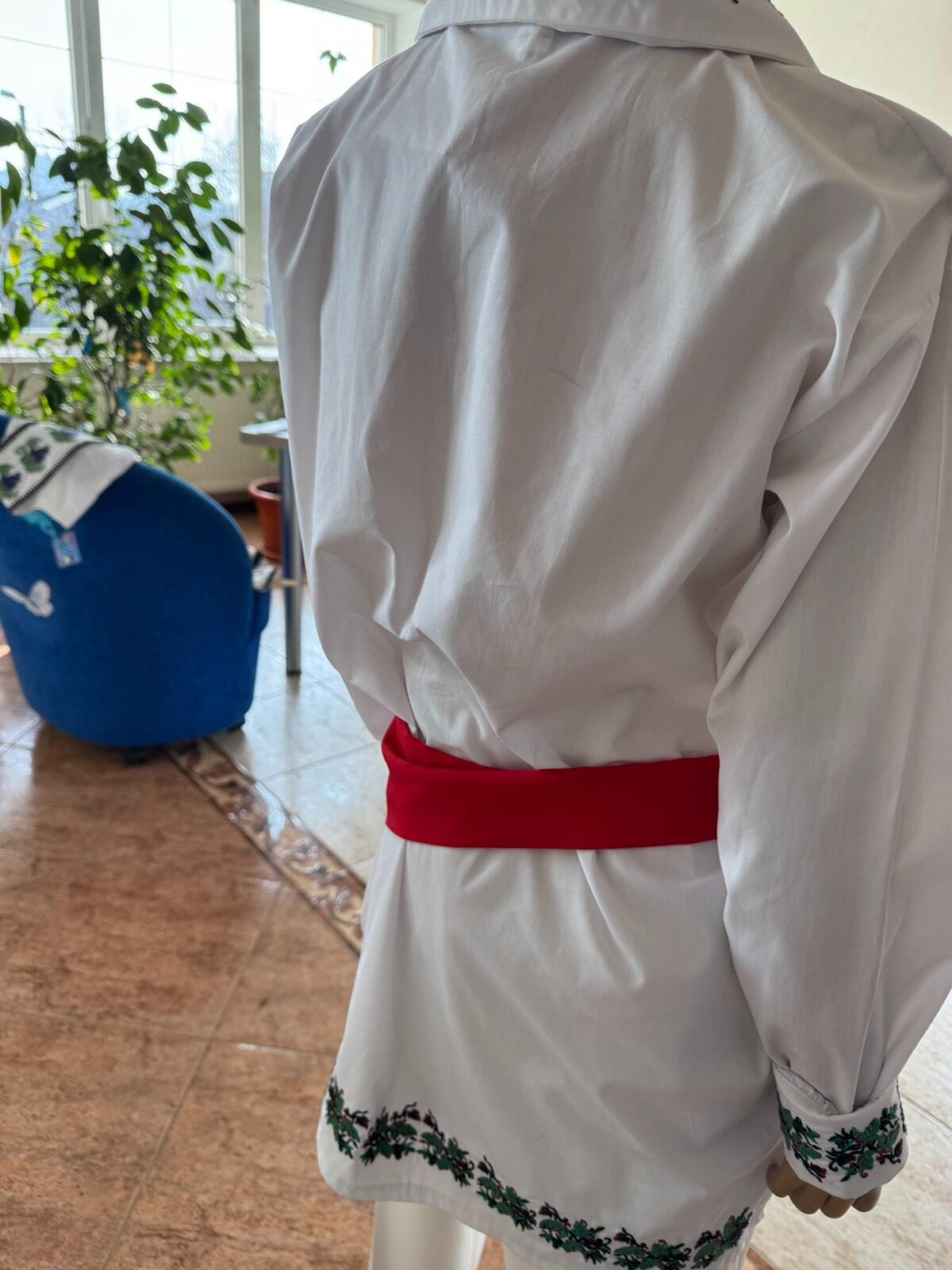Camasa Nationala Moldoveneasca Benefis J 0238(4951) pentru Barbati si Baieti, Albă cu Maneca Lunga, Stan de Pinza Brodata Verde și Detalii Traditionale