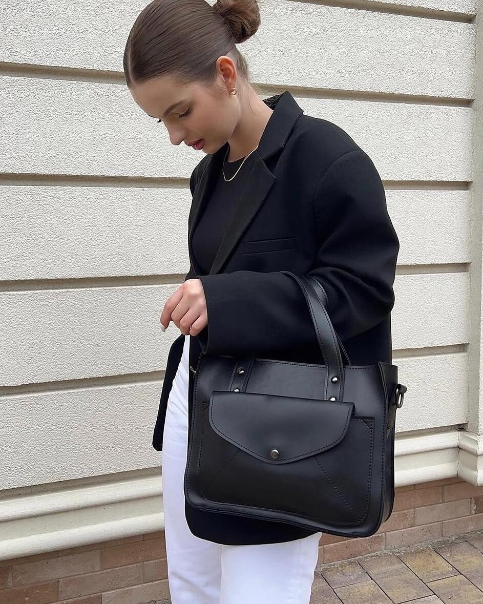 Geanta de mana Luck Millie, Dimensiune Medie, Piele Ecologica Neagra, 28x21x11 cm, Curea Detasabila de Umar, Inchidere cu Fermoar
