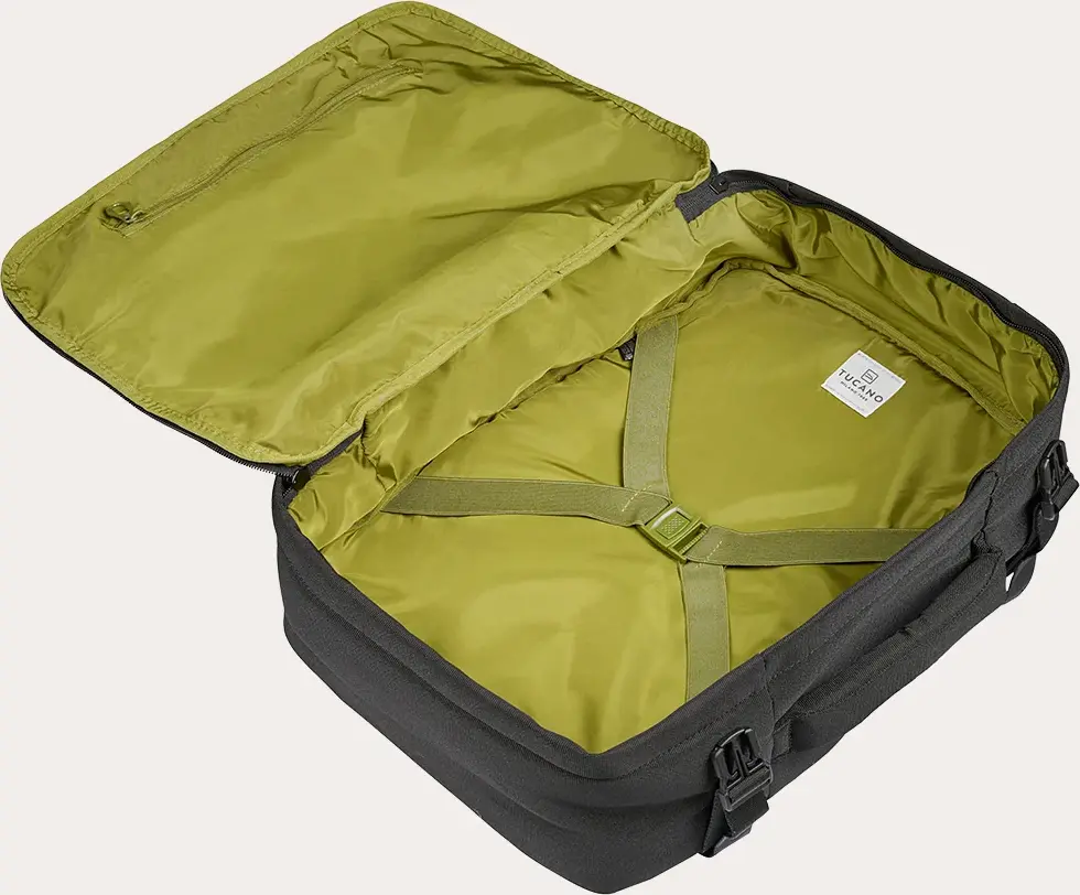 Rucsac de Calatorie Tucano Tugò M BKTUG3-M Cabin, Negru, pentru Laptop 15.6 inch sau MacBook Pro 16 inch, Capacitate 20L, Plastic Reciclat, Suport AirTag, 30x40x16 cm