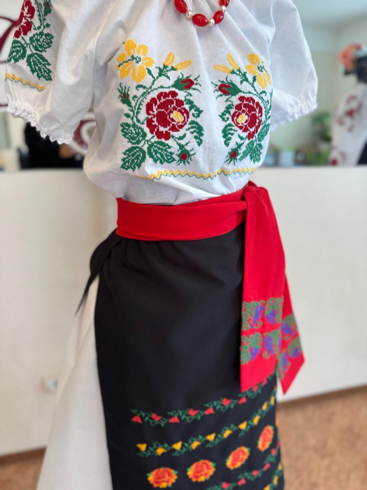 Fustă Națională Moldovenească Benefis J 0150, din Material Natural Negru cu Broderie Florală Mecanică Roșu Galben Verde, Costum Popular