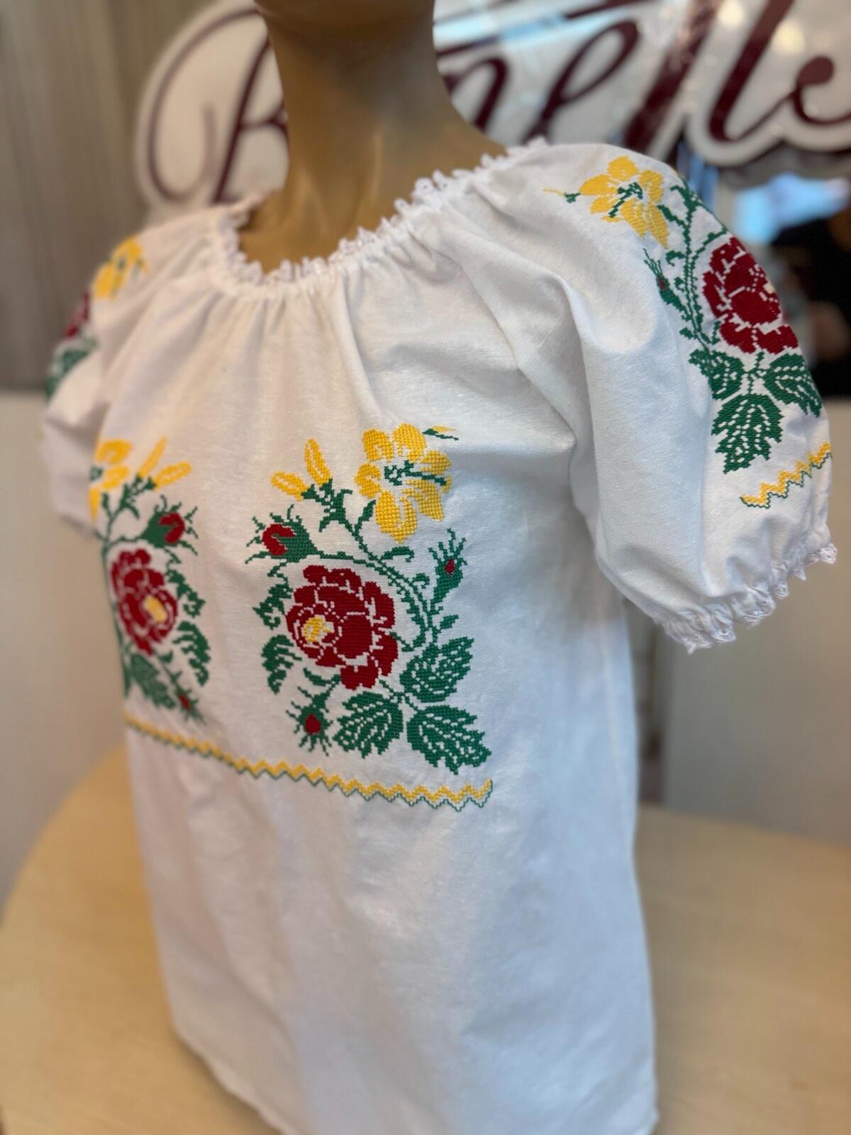 Bluza Nationala Benefis J 0365, din Material de Camasa cu Broderie Mecanizata, Dantela la Gat si Maneca, Bust 78-81cm, Talie 64-67cm, Sold 82-86cm
