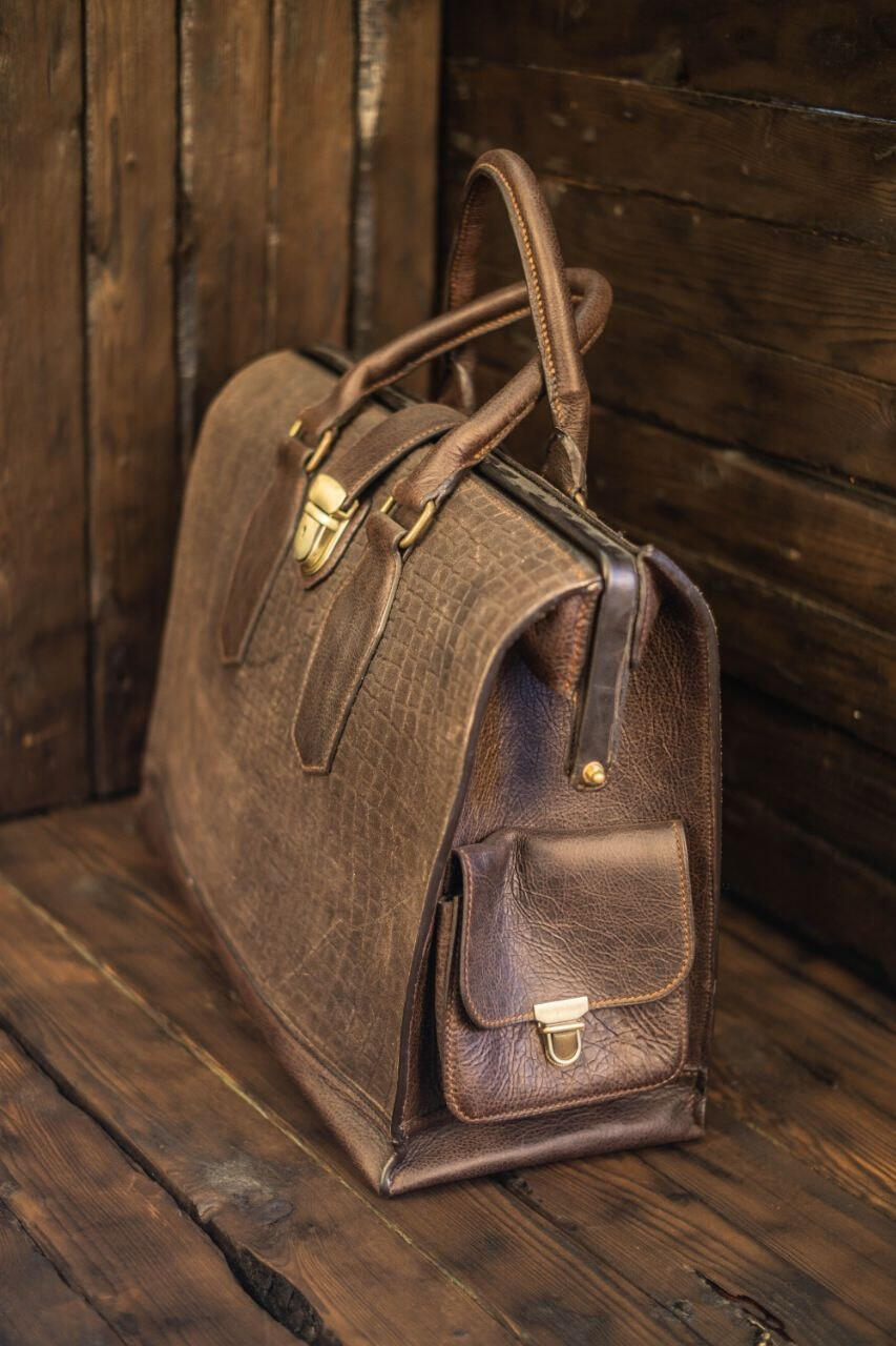 Handcrafted Crocodile Embossed Leather Travel Bag, Brown, Pigskin Interior, 48x32x18 cm, External Clasp Pocket, Lockable Closure