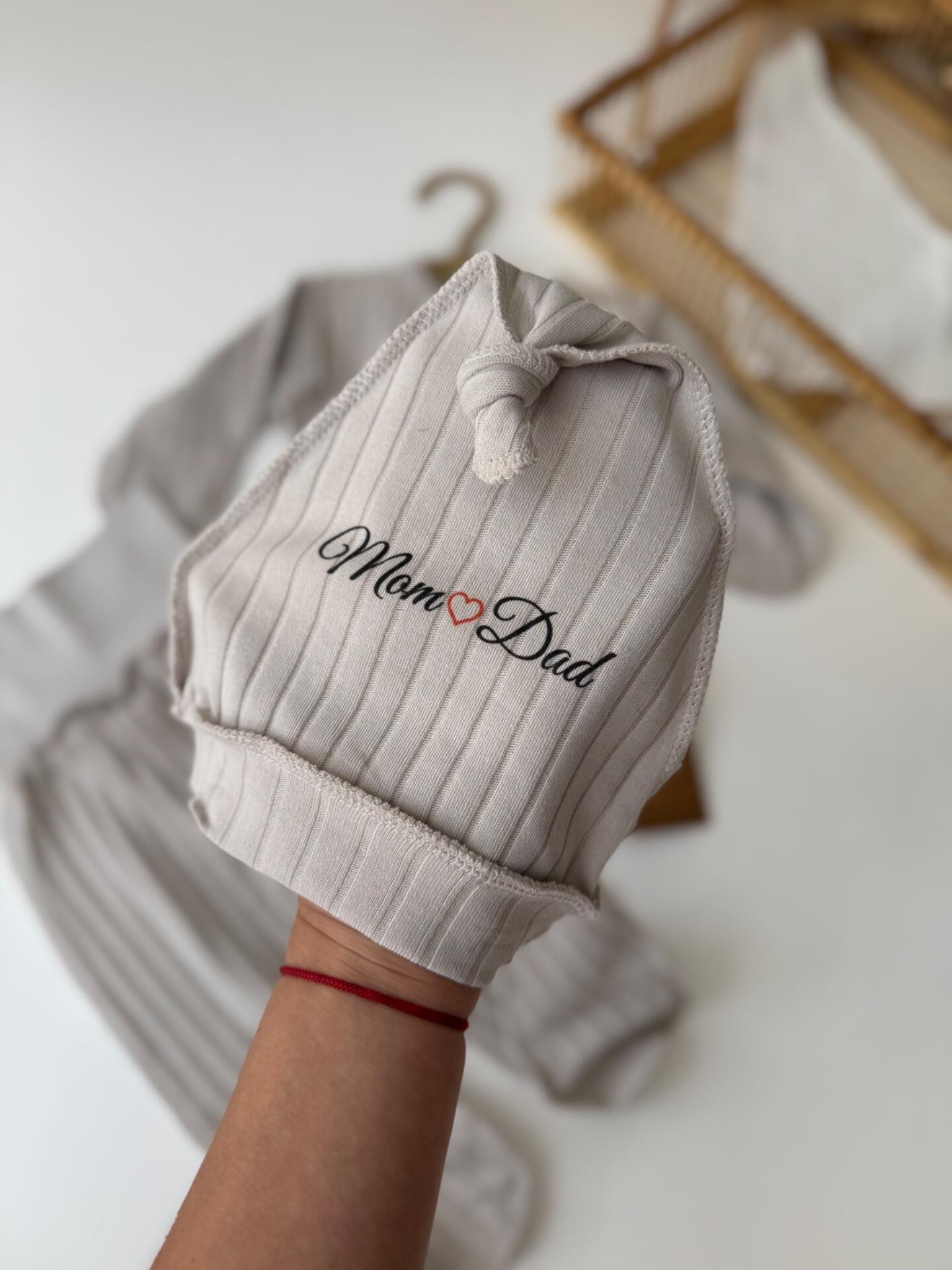 Set de îmbrăcăminte pentru bebeluș băiețel 100% bumbac Love Mom Dad Bluză și pantaloni Hipoalergenici Cusături exterioare Culoare nisip, 0-3 luni