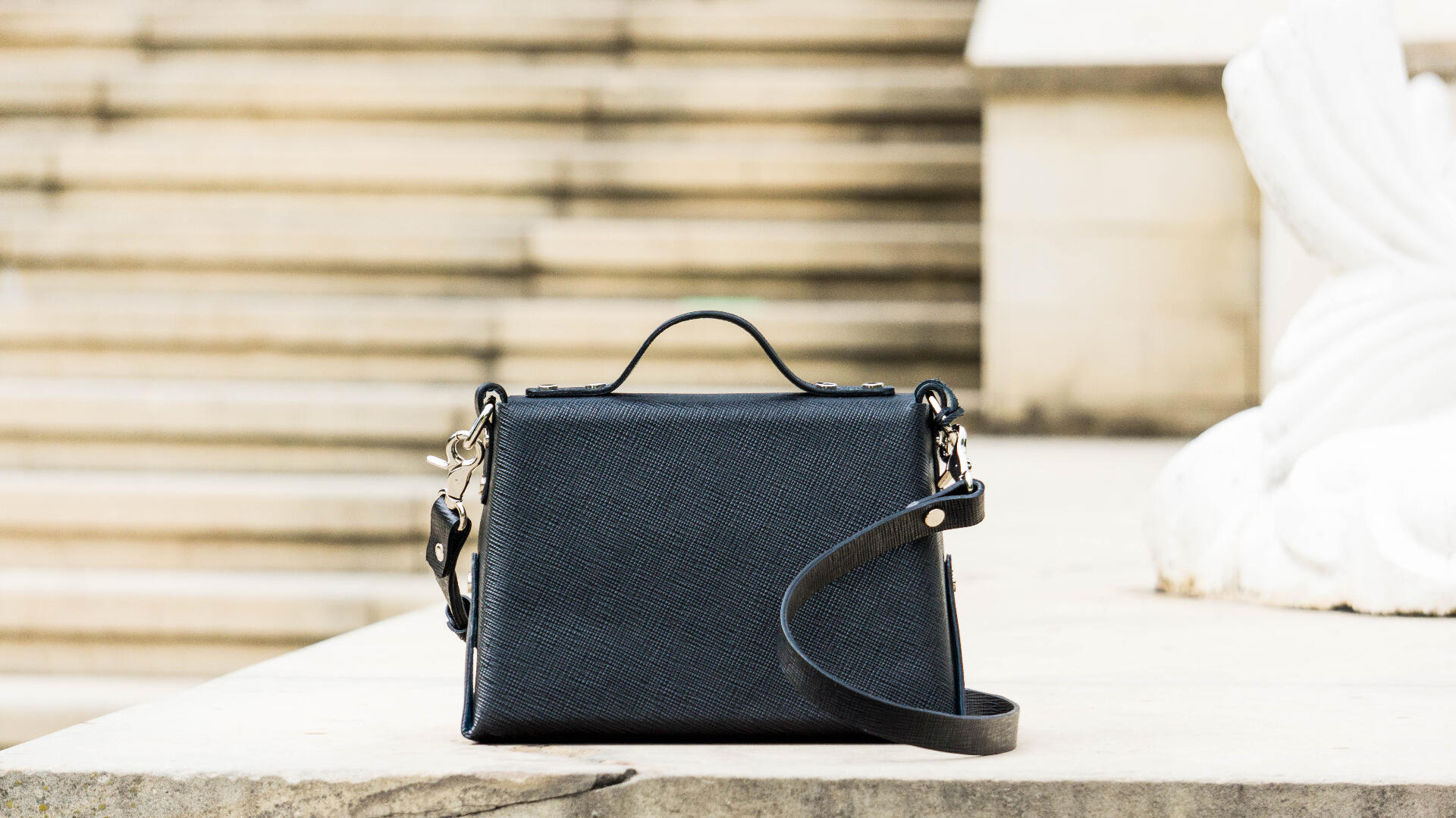 Handmade Women's Handbag, Brown, Natural Cow Leather Exterior and Pigskin Interior, Italian Hardware, 27x18x9 cm, Top Handle and Detachable Crossbody Strap