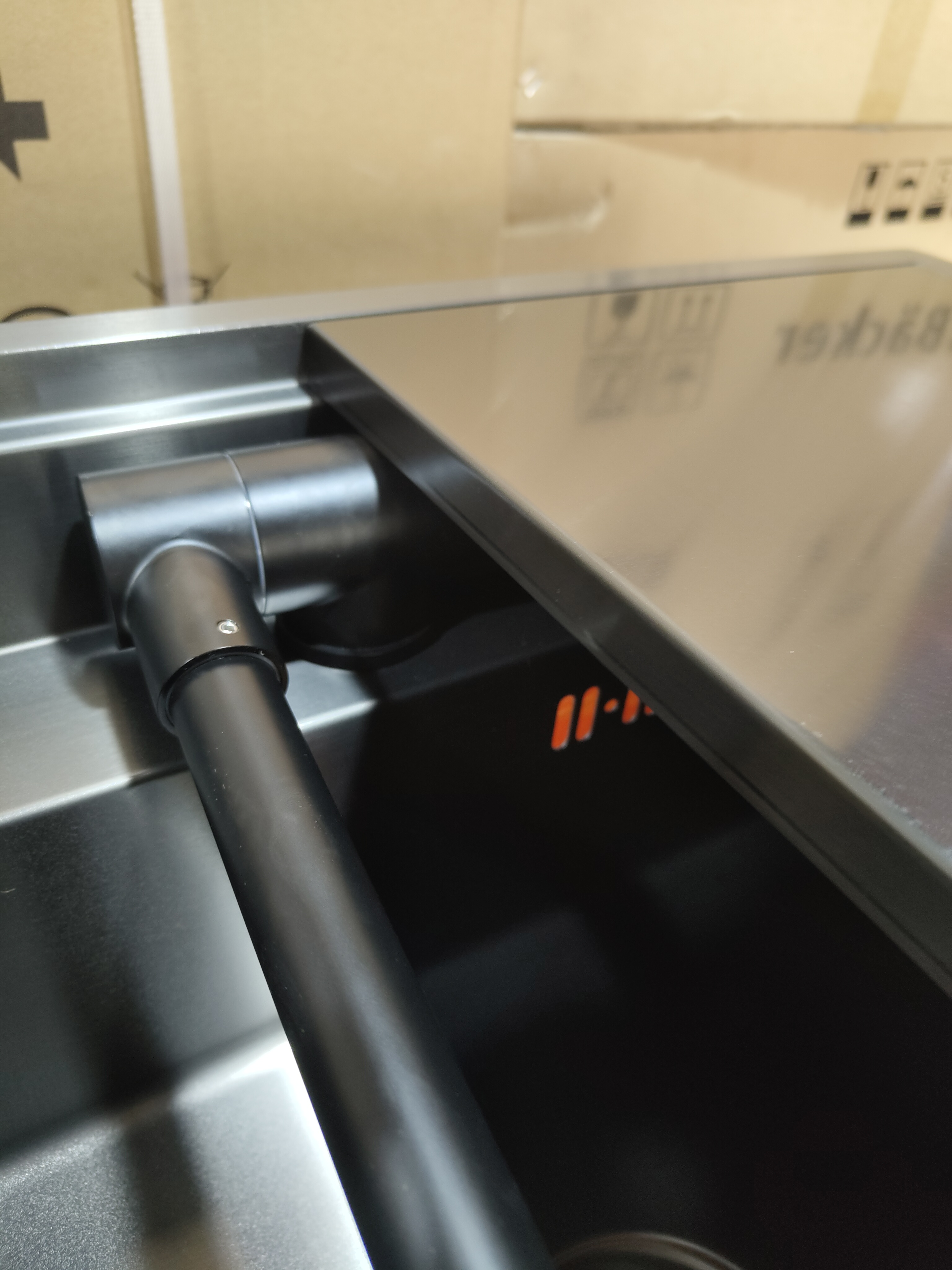 Chiuvetă de bucătărie Backer Hide 600-45074, 2 cuve, 600x450mm, Inox Nano Black PVD, include baterie pliabilă, dozator săpun și capace mascare