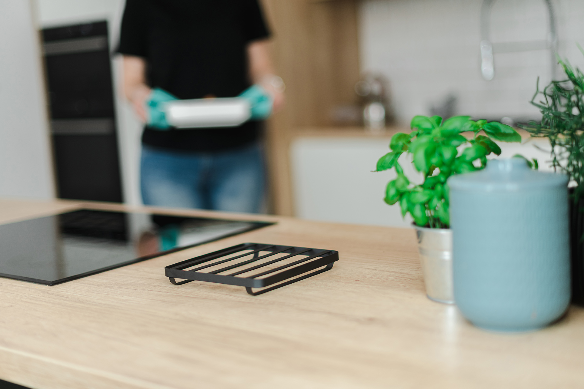 Backer 35224 Trivet Stand for Hot Dishes, 180x183x25 mm, Heat-Resistant Kitchen Table Protector, Scratch-Proof Surface Guard, Black