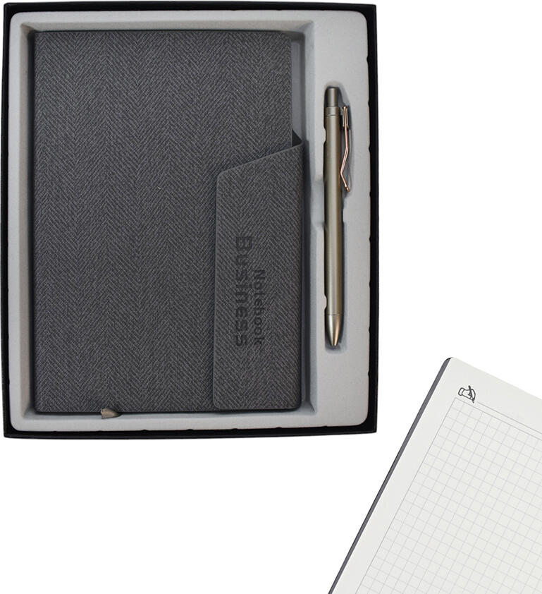 Set Cadou Caiet A5 și Pix, Copertă Hardcover, Pagini cu Pătrățele, Închidere cu Curea, Pix Metalic cu Clip, Ambalaj Cutie Cadou cu Inserție din Spumă