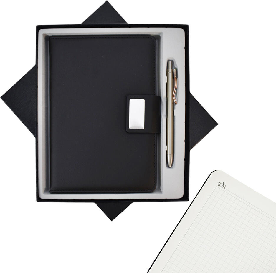 Set Cadou Caiet A5 și Pix, Copertă Hardcover, Pagini cu Pătrățele, Închidere cu Curea, Pix Metalic cu Clip, Ambalaj Cutie Cadou cu Inserție din Spumă